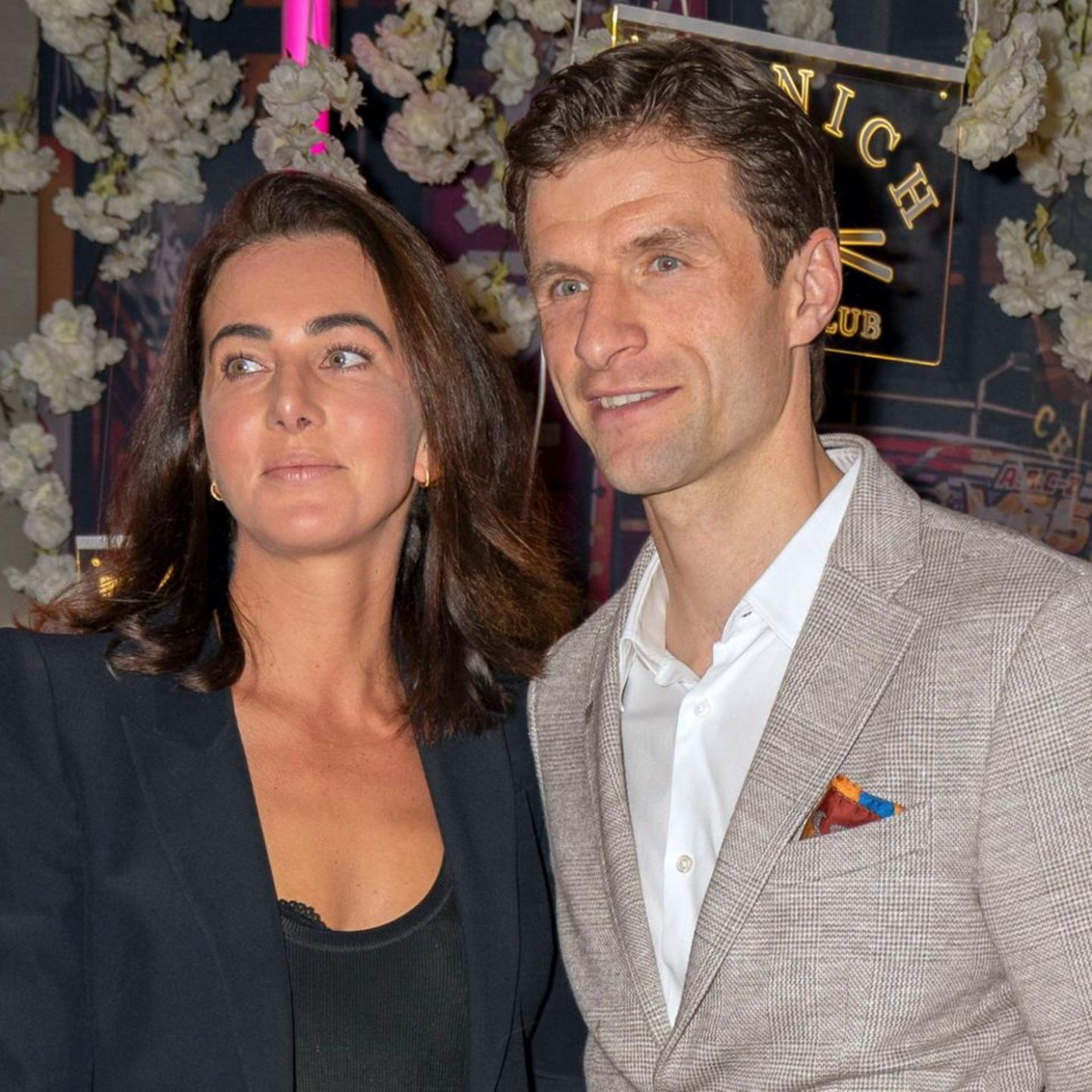 Thomas M&uuml;ller zeigt sich wieder gemeinsam mit seiner Frau Lisa