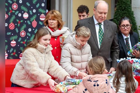 Gabriella und Jacques beschenken Kinder
