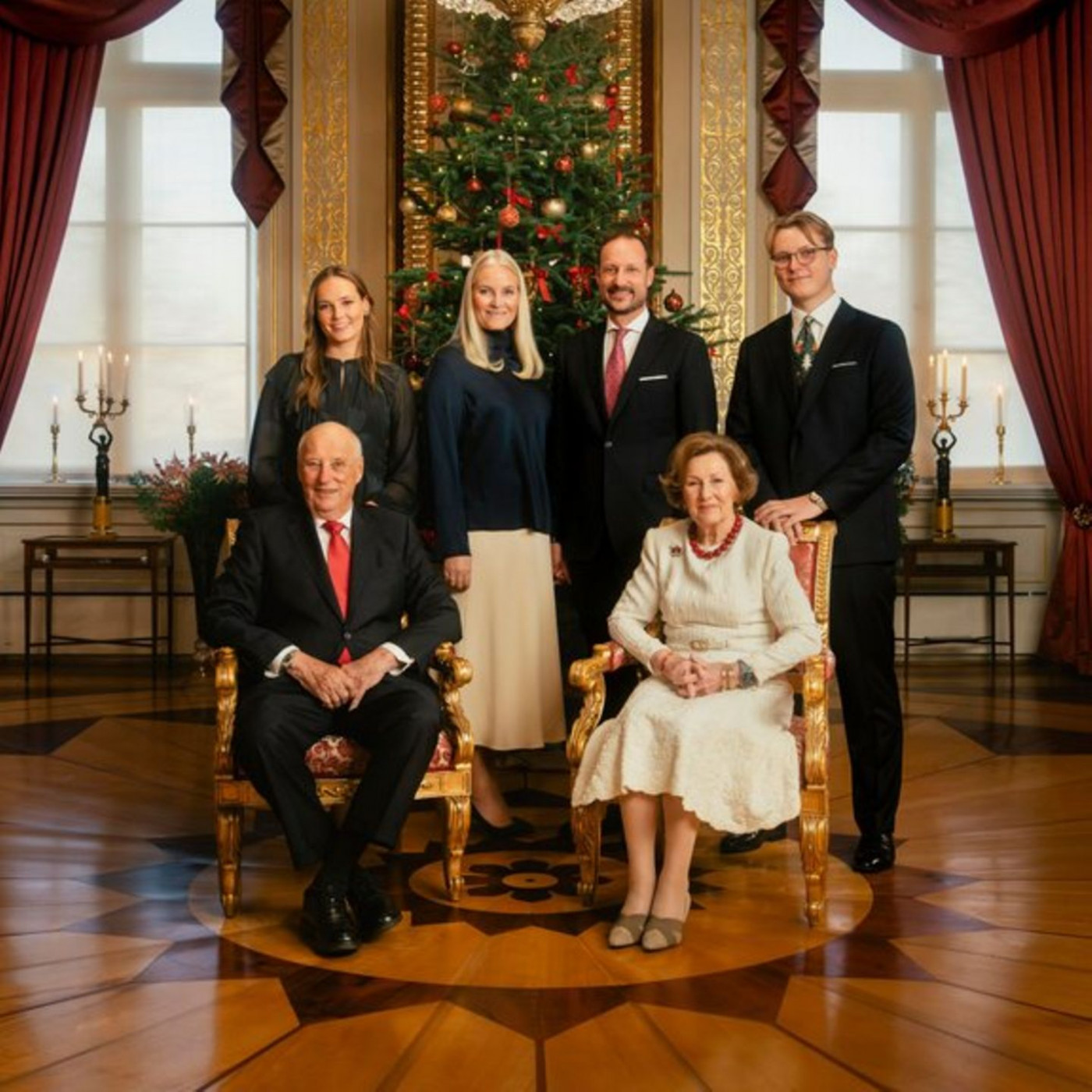 Sie l&auml;chelt auf Weihnachtsfoto der Royals