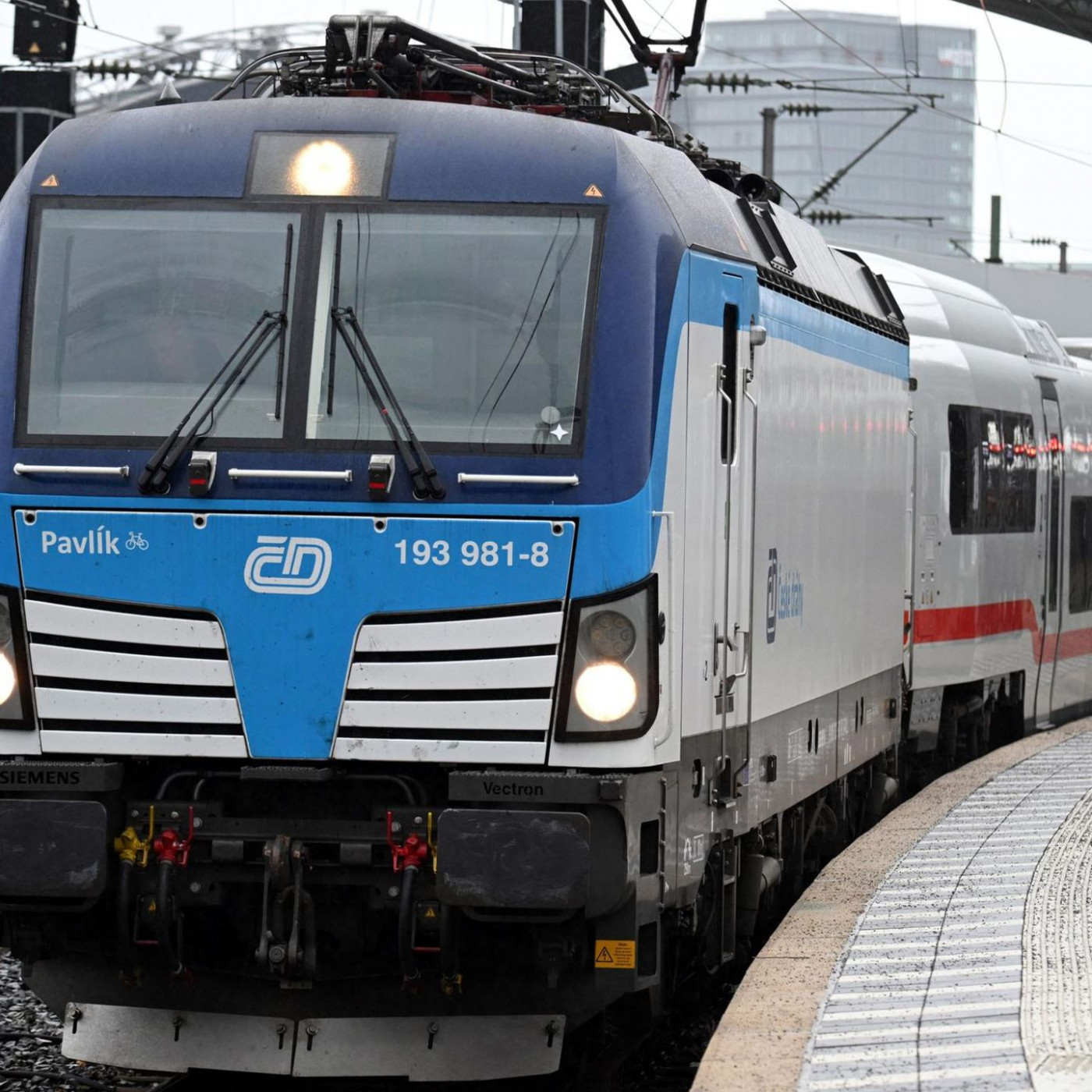 Neuer ICE L wird von angemieteter Lok gezogen