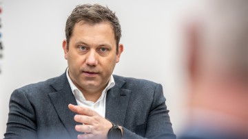 Finanzminister warnt Autobauer: "Zukunft ist elektrisch"