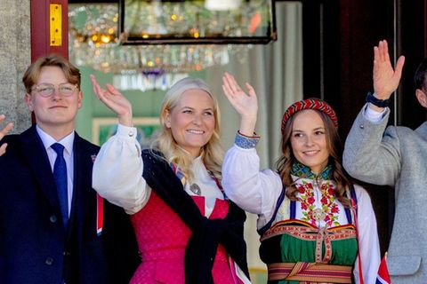 Royals schm&uuml;cken gemeinsam den Weihnachtsbaum