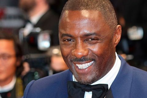 Idris Elba posiert mit alten 007-Darstellern