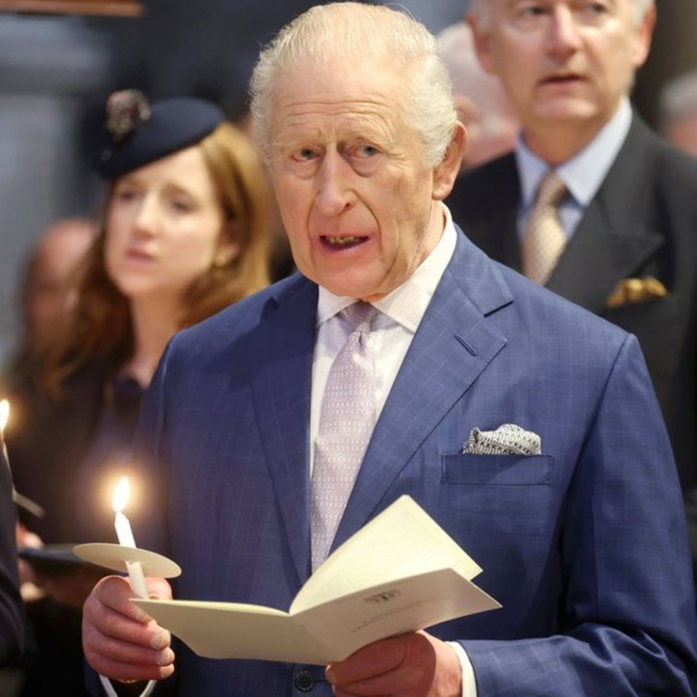 Er zeigt sich in der Westminster Abbey