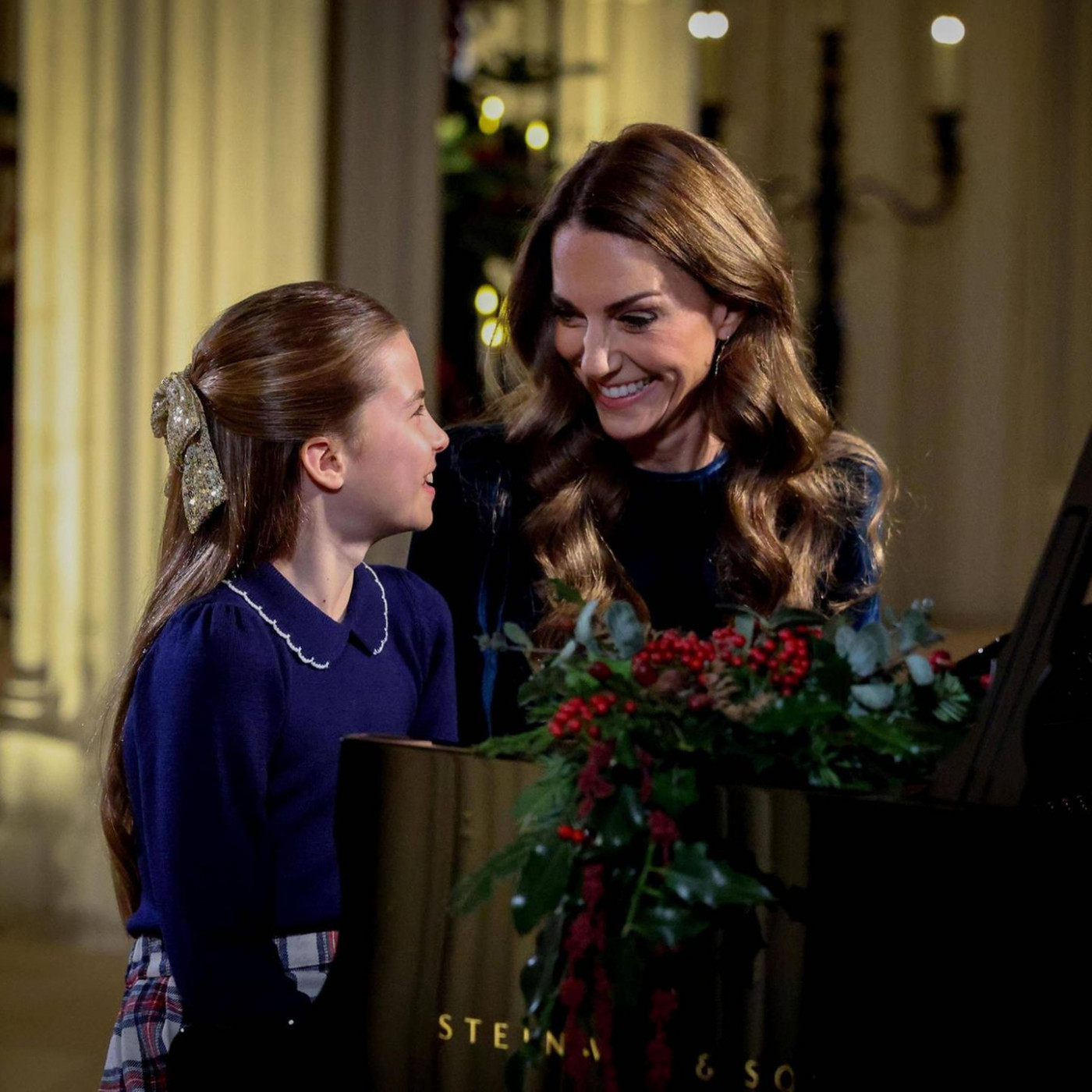 Prinzessin Kate und Prinzessin Charlotte &uuml;berraschen mit Klavierduett