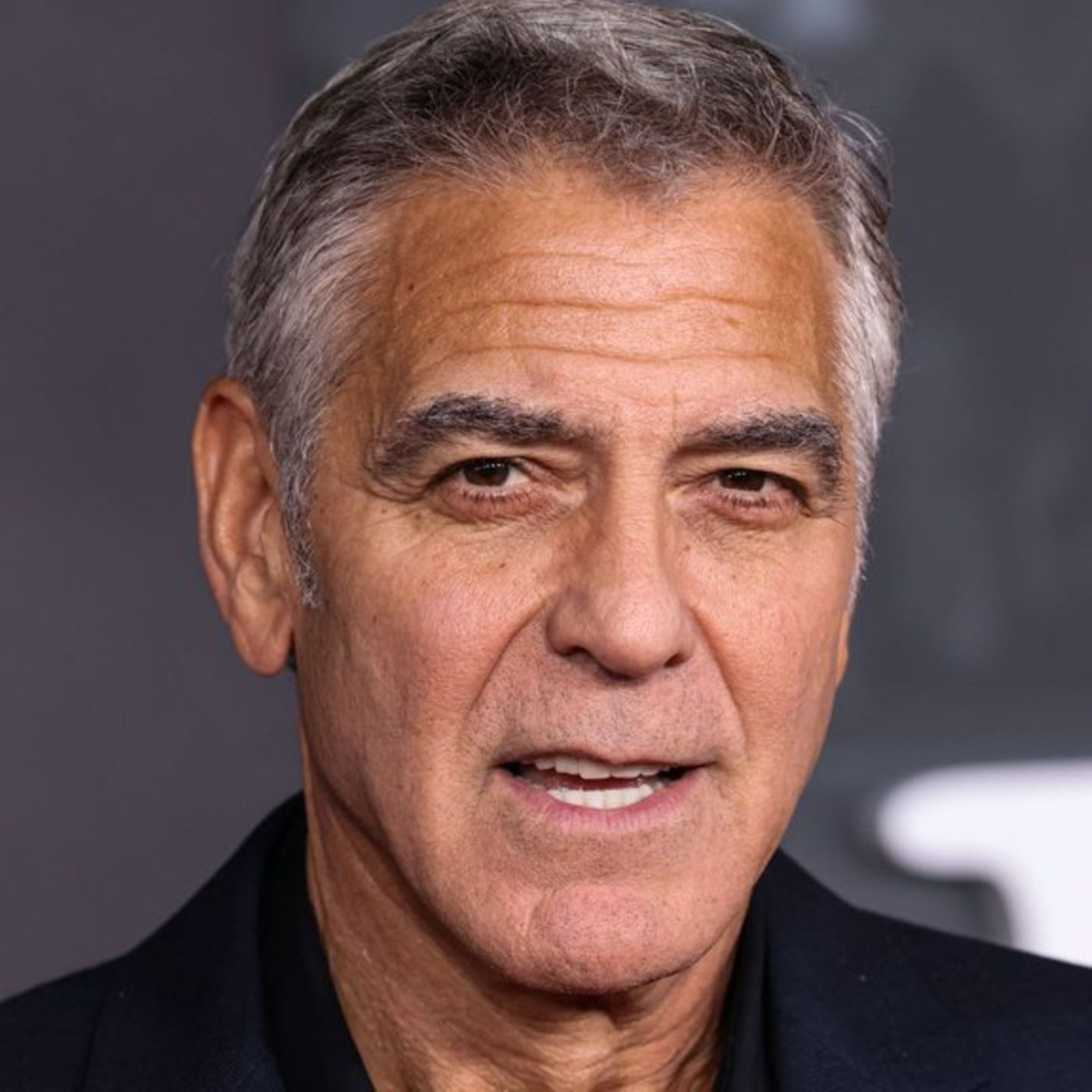 George Clooney versteht kein Wort: Zwillinge verspotten ihn auf Italienisch