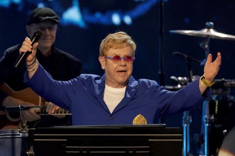 Elton John zeigt seltenes Familienfoto mit seinen S&ouml;hnen