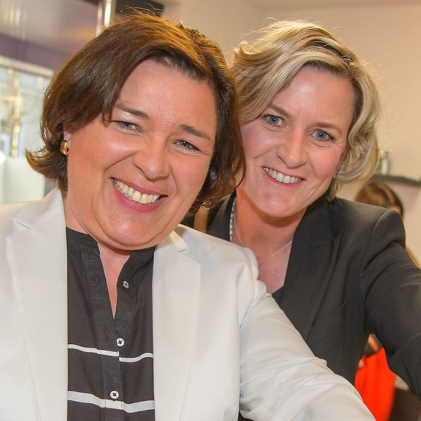 Vera Int-Veen steht ihrer besten Freundin bei