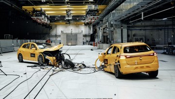 Verunfallte E-Fahrzeuge: Einsatzkr&auml;fte h&auml;ufig mit Bergung &uuml;berfordert