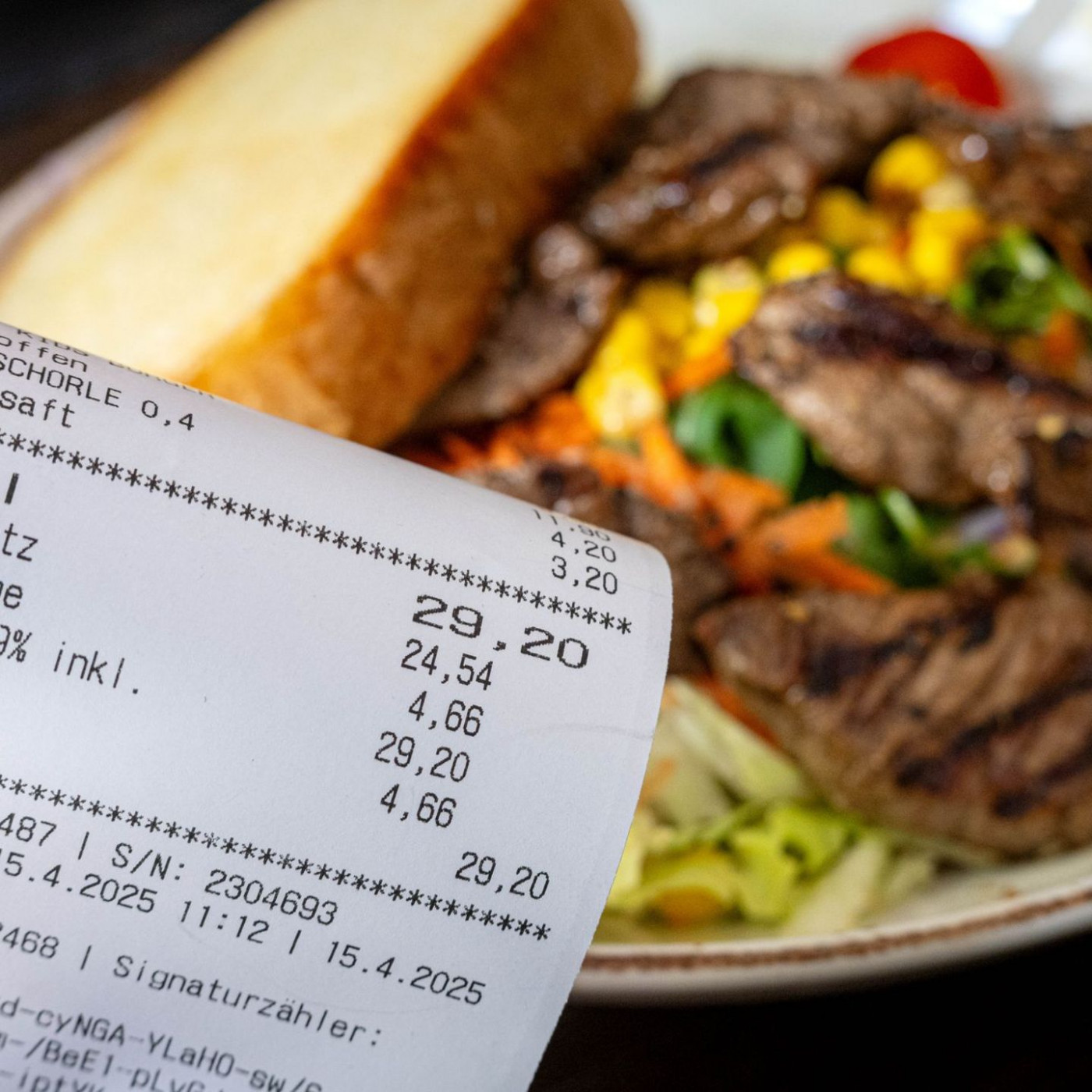 Kunden wollen &ouml;fter essen gehen - doch Preise bleiben hoch