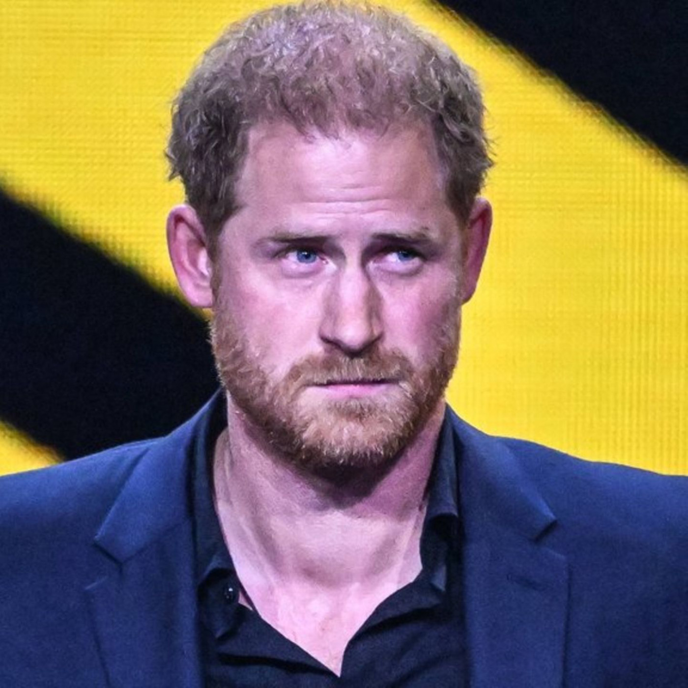 Er besucht Feuerwache in Santa Barbara