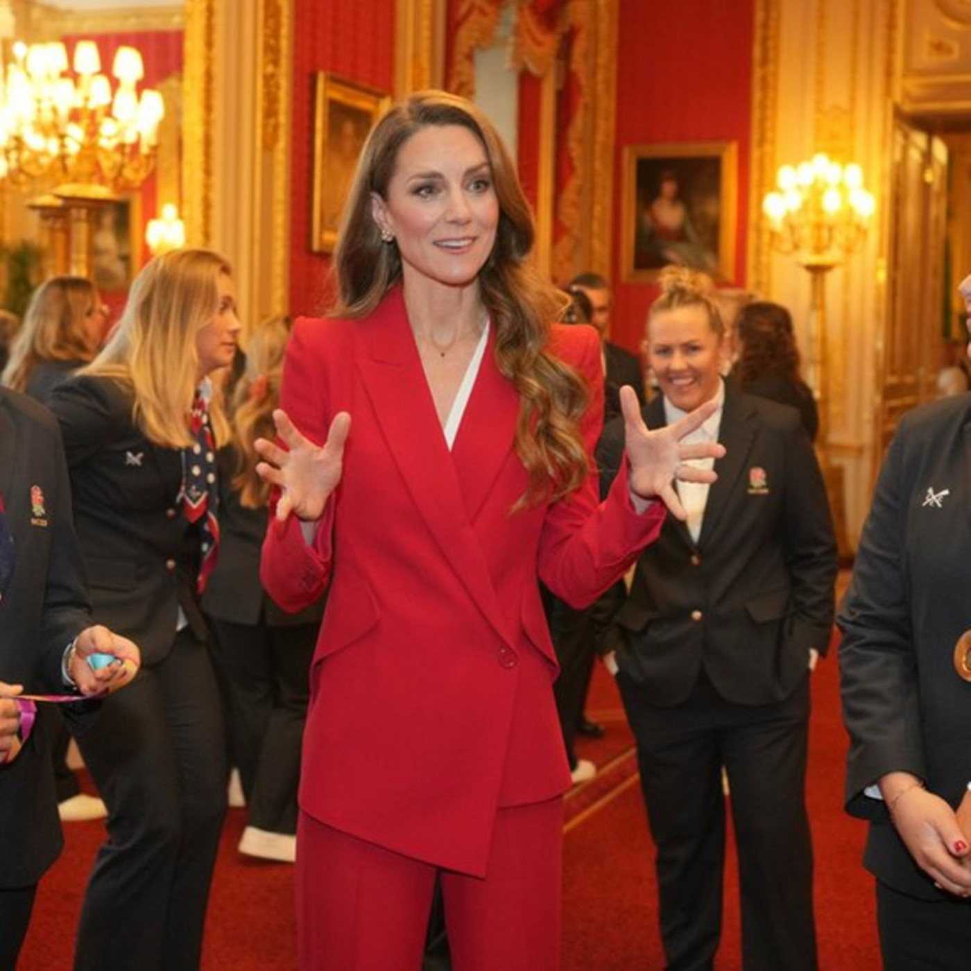 Ganz in Rot: Prinzessin Kate feiert die englischen Rugby-Weltmeisterinnen