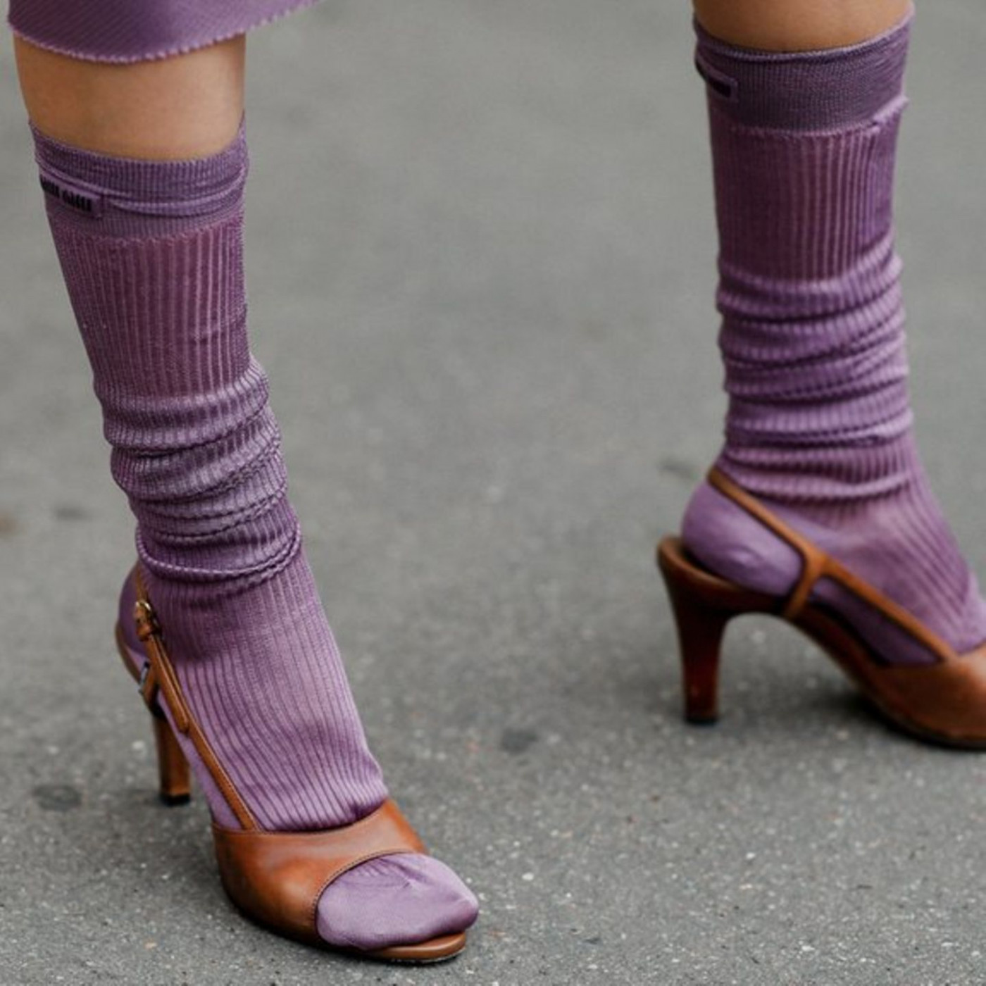 So stylisch sehen Socken in Heels aus