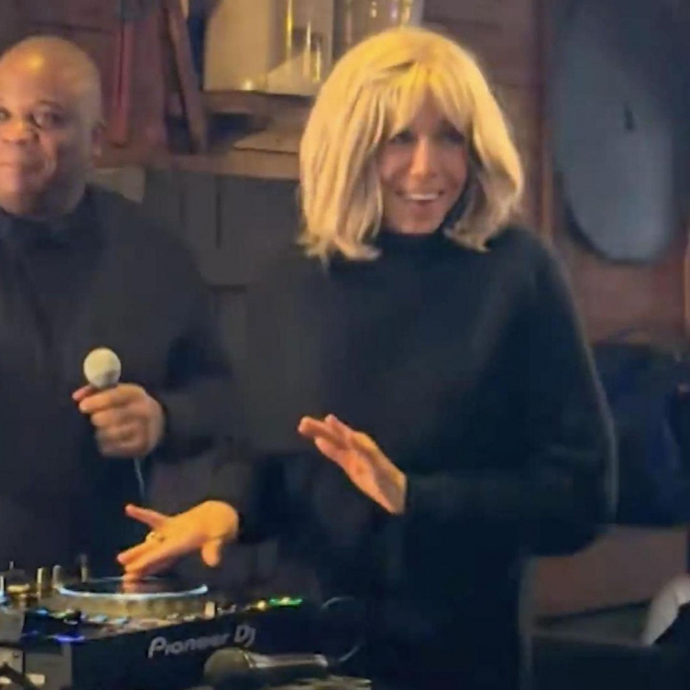 Brigitte Macron &uuml;berrascht als DJ bei Spendenaktion im Disneyland