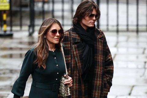 Liz Hurley berichtet von Mikrofon am Fenster