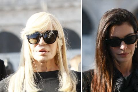 Anne Hathaway und Donatella Versace trauern