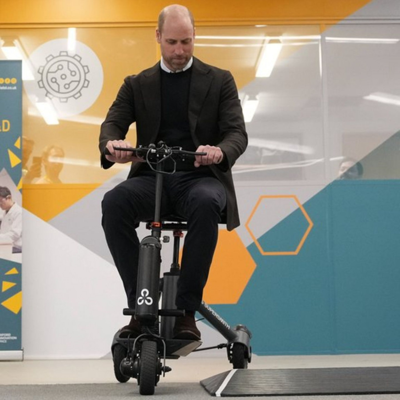 Er unternimmt Probefahrt mit Mobilit&auml;tsroller