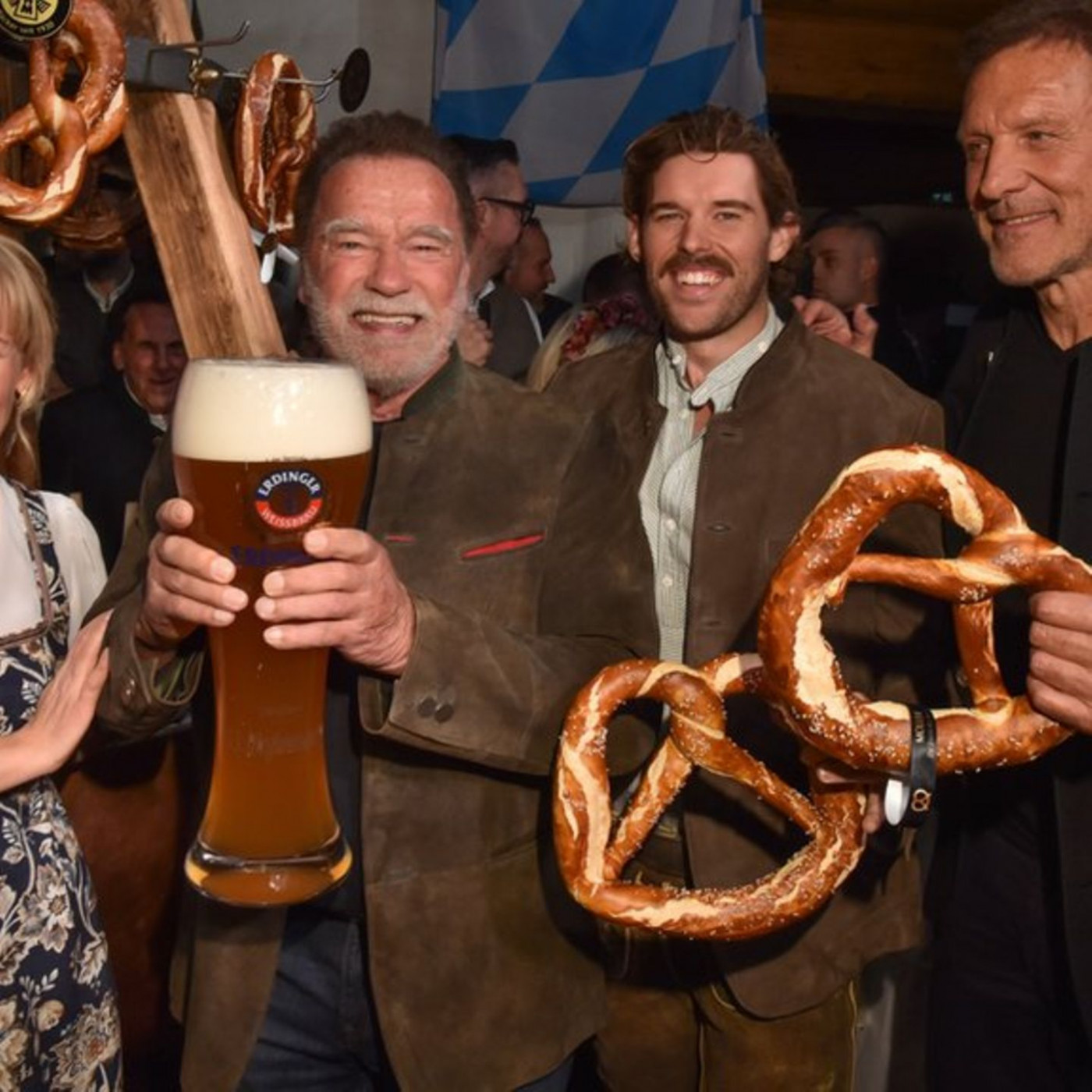 Arnold Schwarzenegger feiert mit seinem Sohn