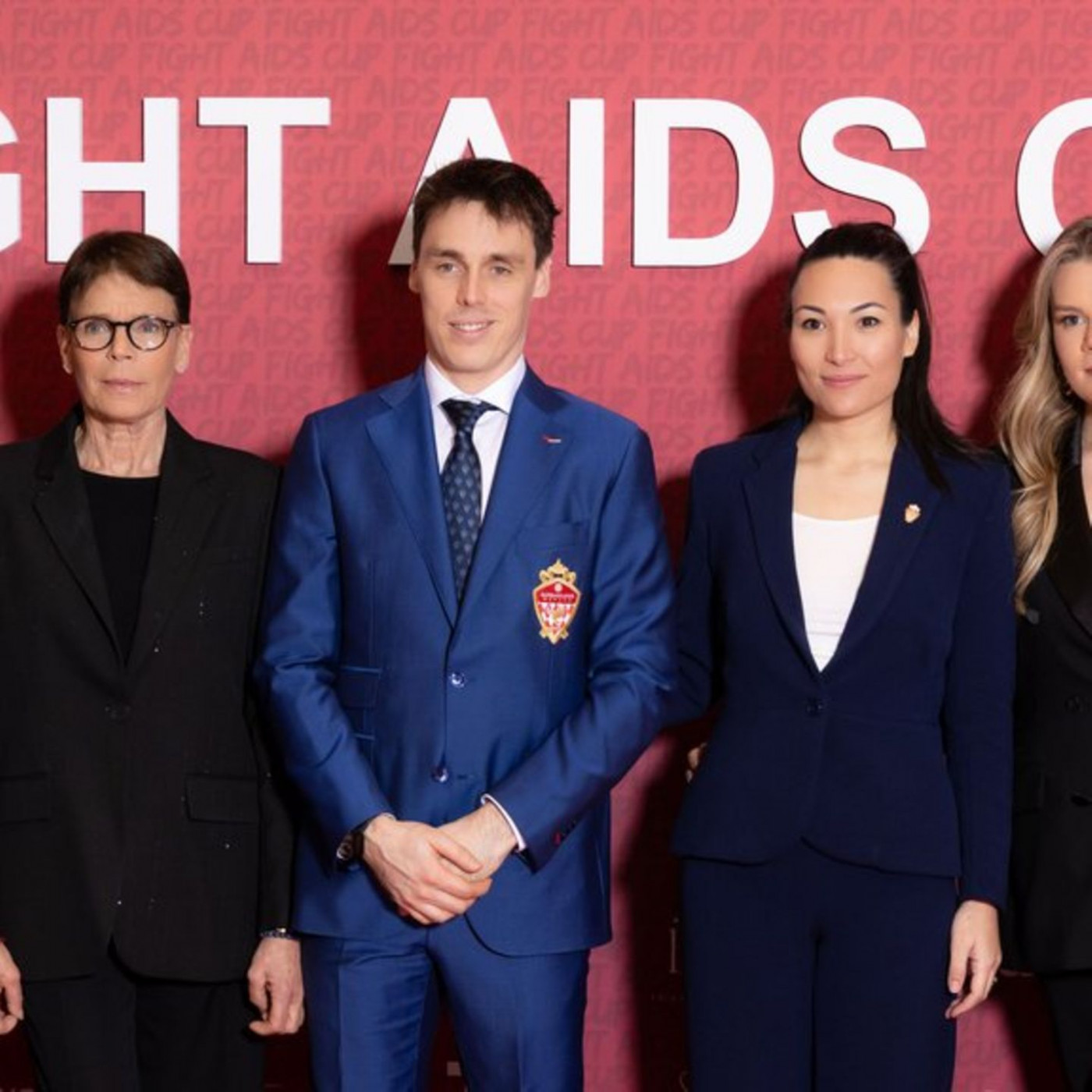 Eleganter Auftritt mit ihrer Familie