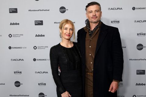 Mit seiner Frau zur&uuml;ck auf dem roten Teppich