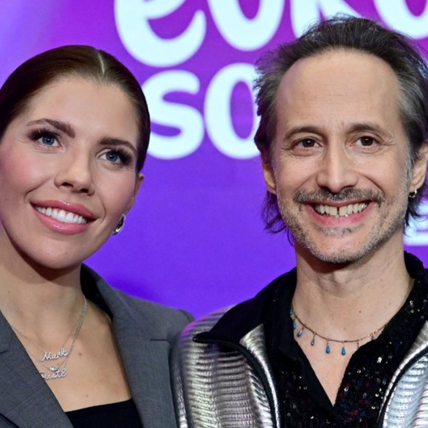 Er moderiert mit Victoria Swarovski den ESC