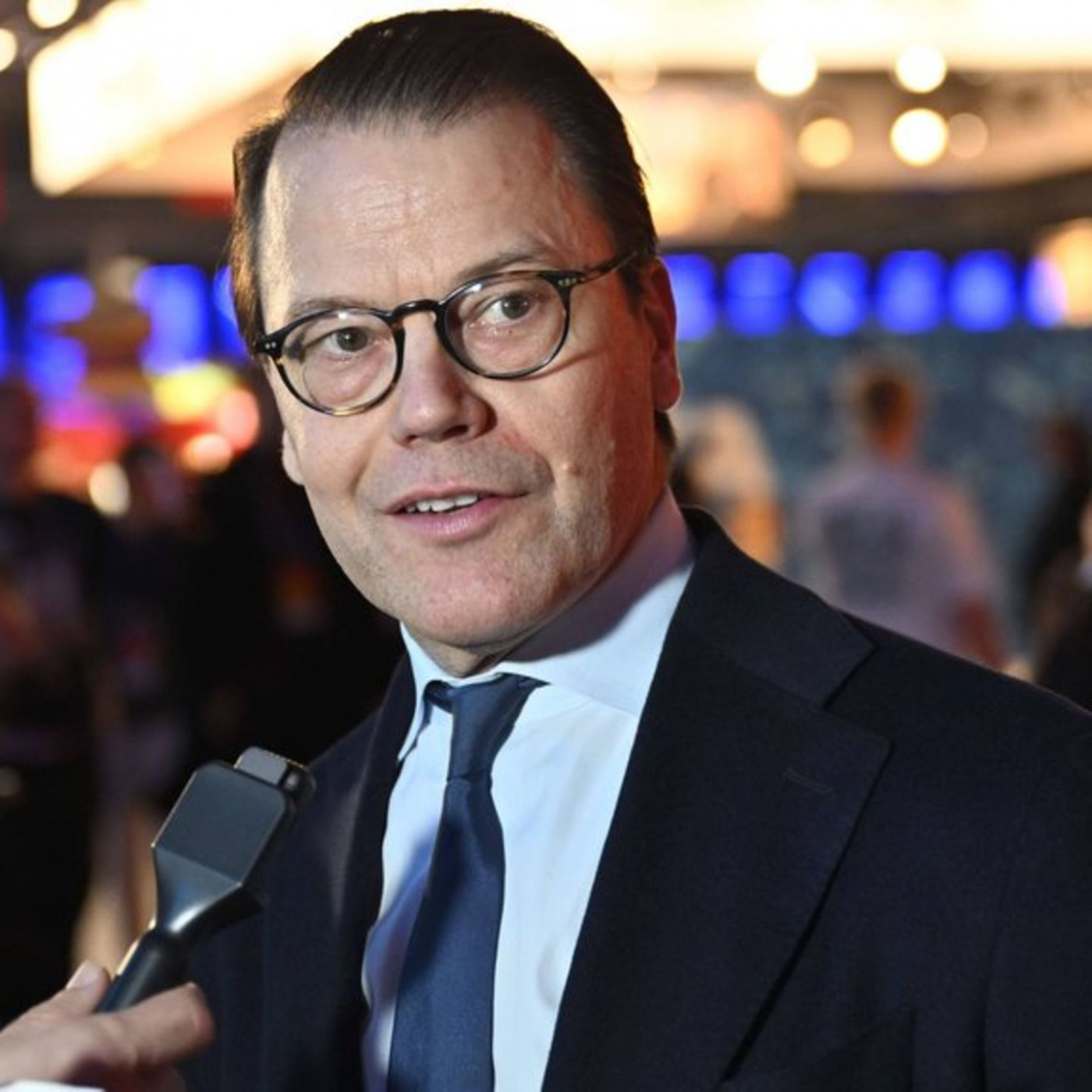 Er zeigt sich bei Auftritt in Rollstuhl