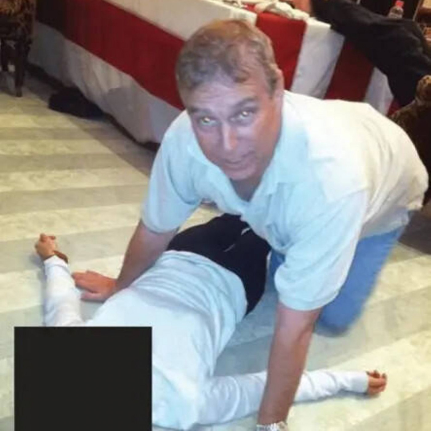 Neue Bilder und verd&auml;chtiger Mail-Verkehr setzen Andrew unter Druck