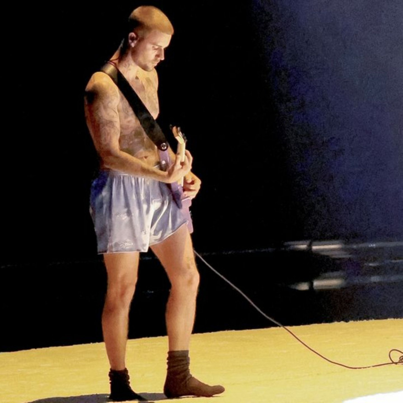 Justin Bieber tr&auml;gt nur Socken und Shorts