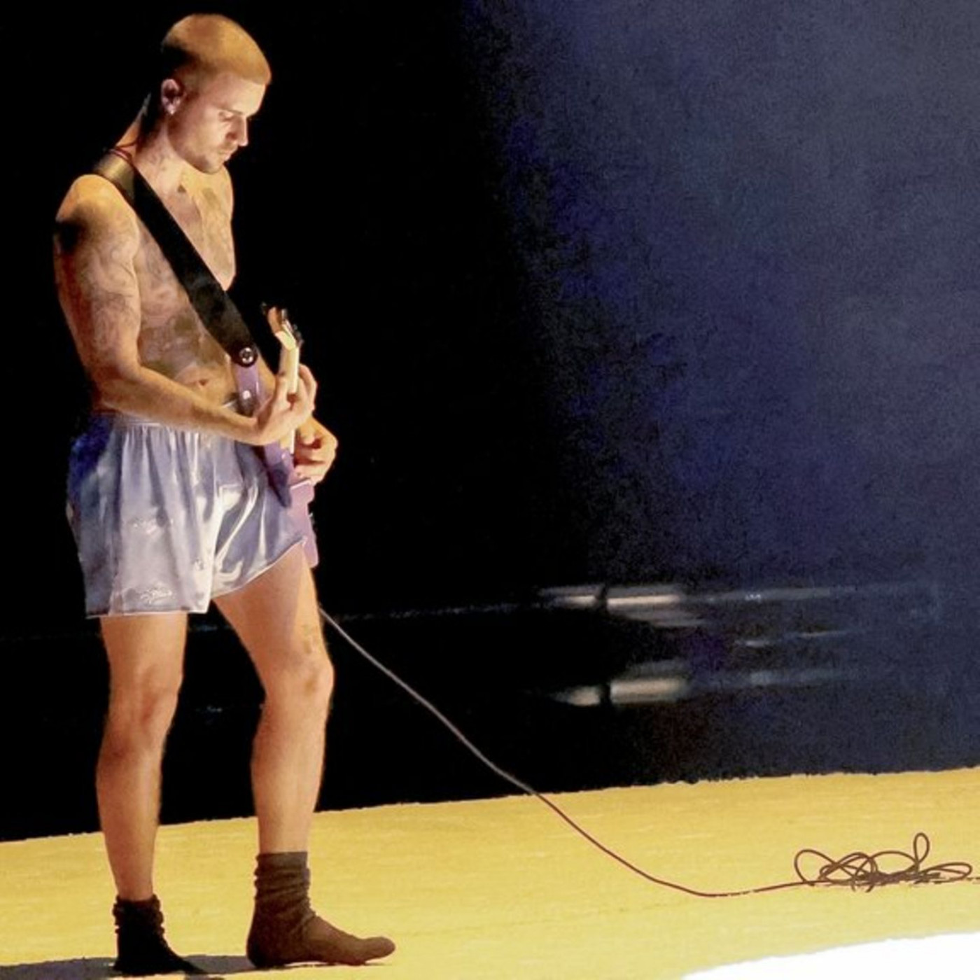 Justin Bieber tr&auml;gt nur Socken und Shorts