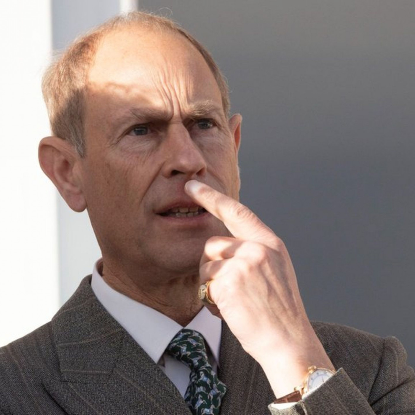 Prinz Edward bricht das Schweigen der Royals