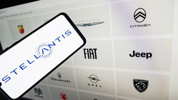 Nach US-Kehrtwende bei E-Autos: Stellantis in roten Zahlen