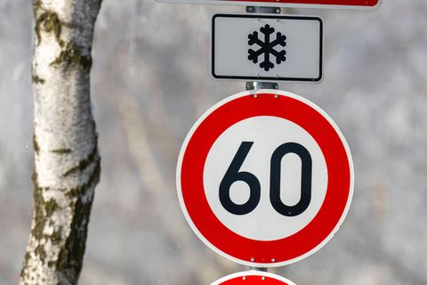 Tempolimit mit Schneeflocken-Schild: Wann gilt das eigentlich?