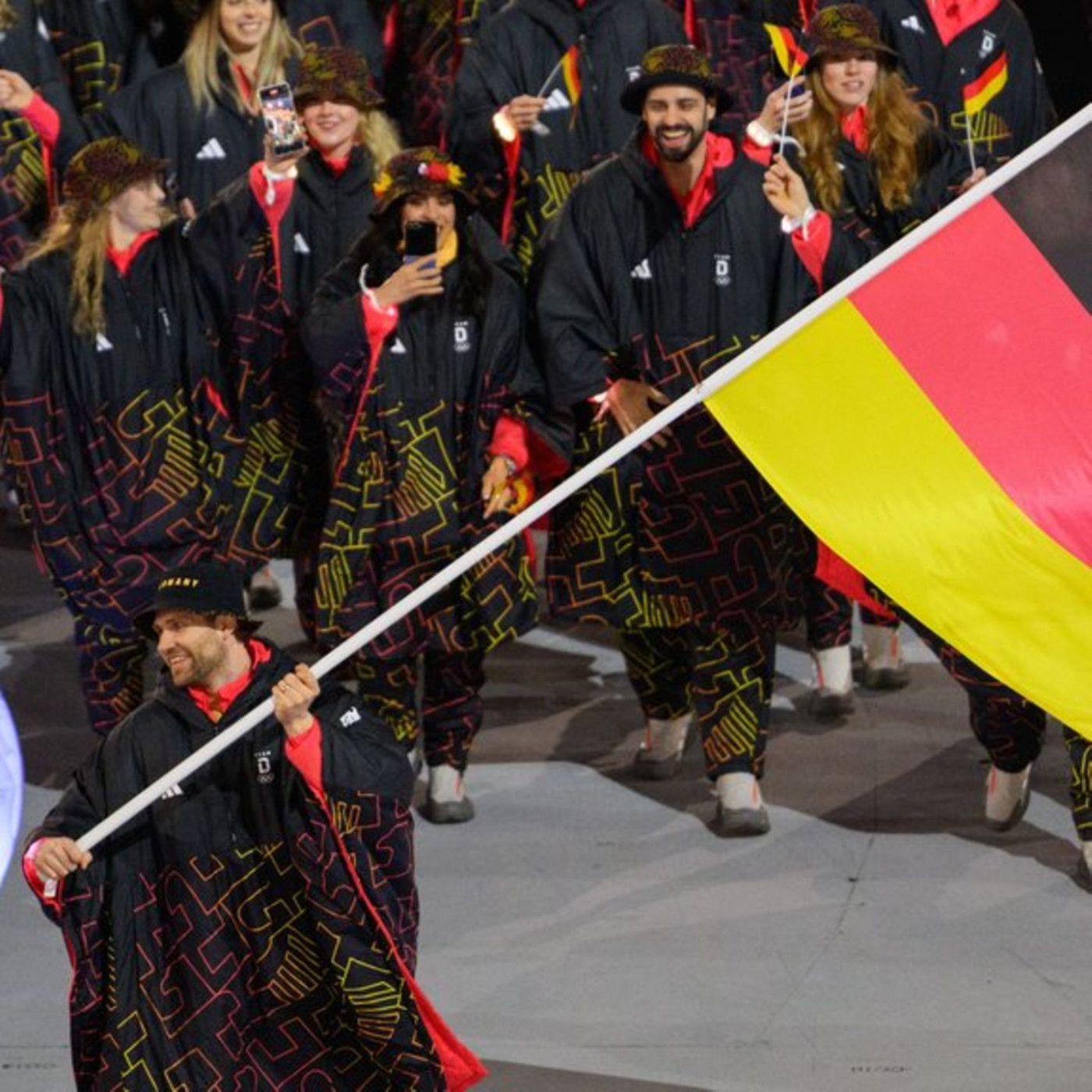 Leon Draisaitl schwenkt die deutsche Fahne