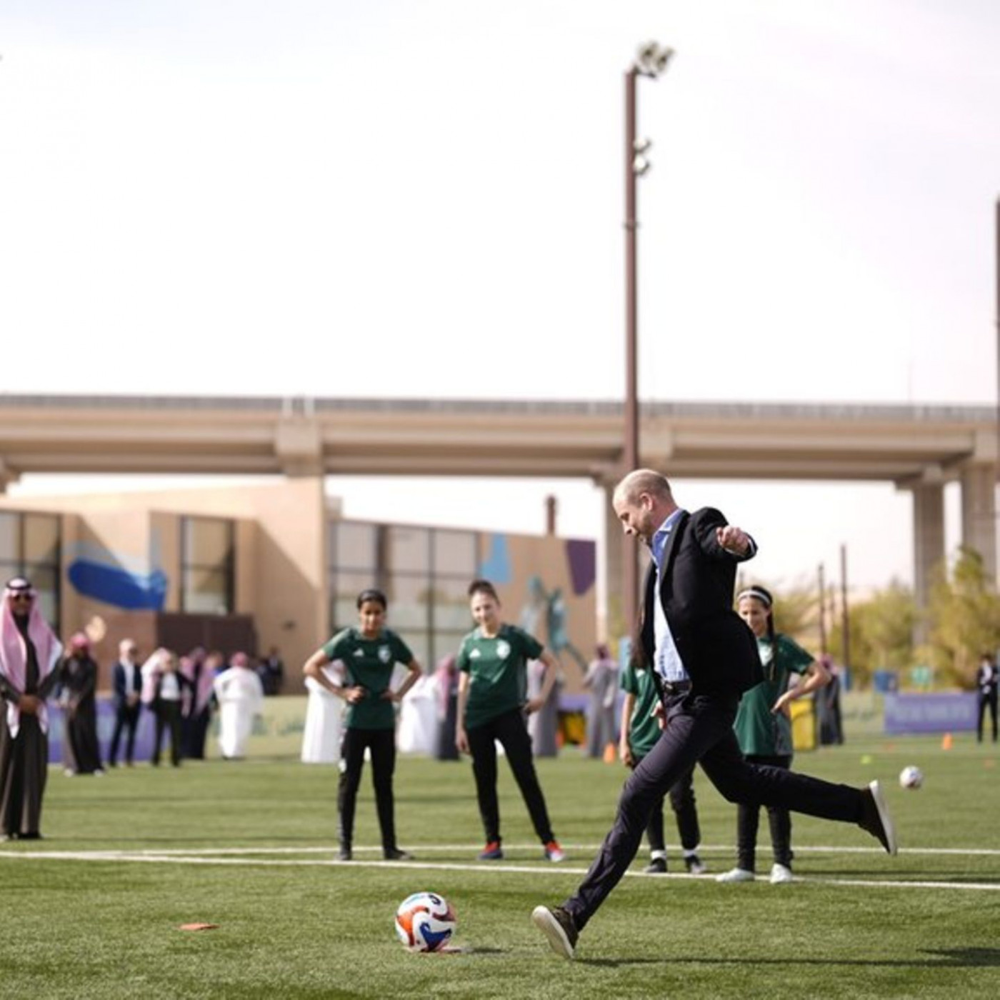 Britischer Thronfolger beim Fu&szlig;balltraining