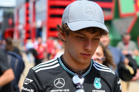 Formel-1-Talent f&auml;hrt Dienstwagen zu Schrott