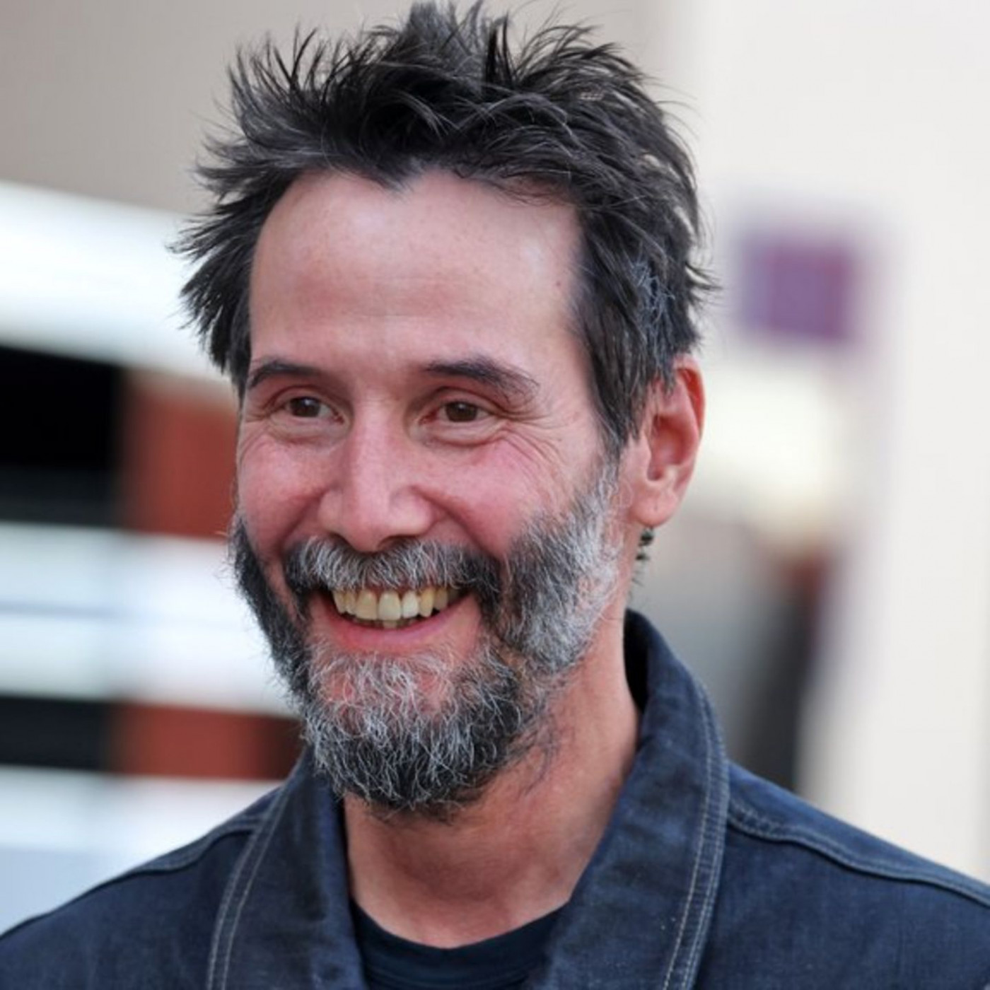 Keanu Reeves &uuml;berrascht bei der Formel 1