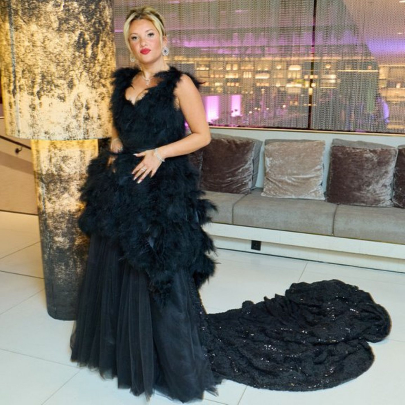 Evelyn Burdecki stolpert &uuml;ber XXL-Schleppe