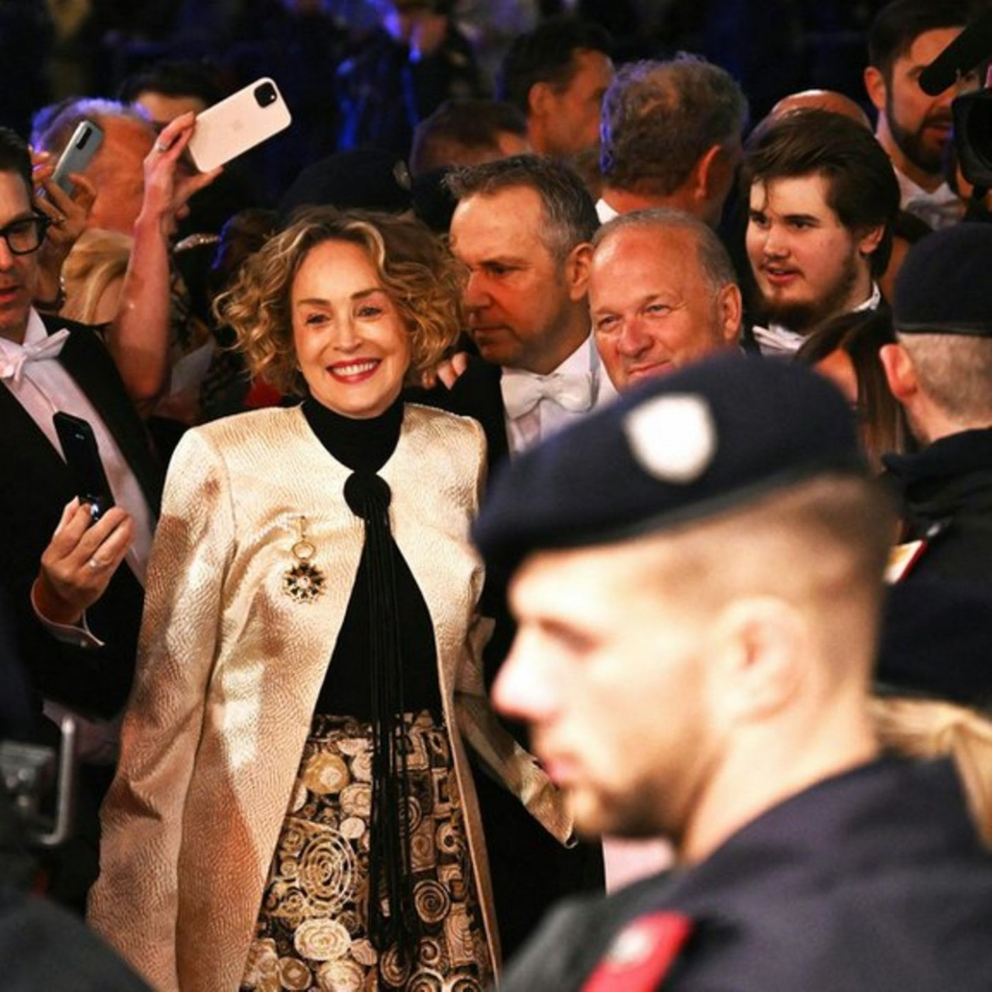 Sharon Stone verl&auml;sst Opernball fluchtartig