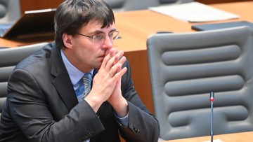 Mit Elektro-Dienstwagen "an Grenzen gesto&szlig;en": NRW-Minister f&auml;hrt wieder Diesel