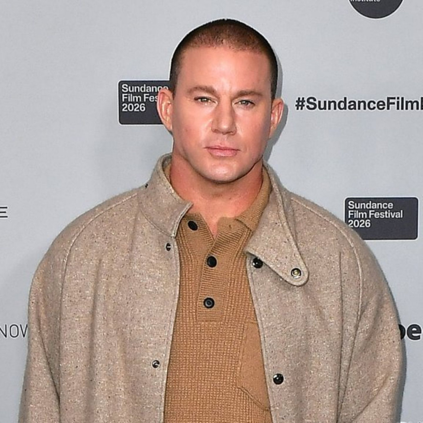 Er zeigt nach Schulteroperation seine Narbe