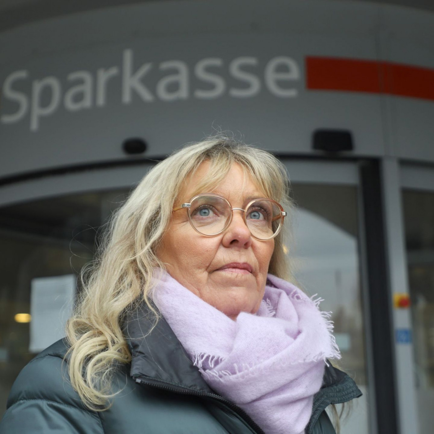 Sparkasse verlangt von gesch&auml;digter Kundin Zinsen f&uuml;r &Uuml;berbr&uuml;ckungskredit