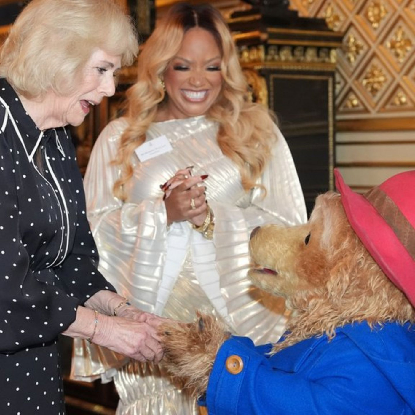 K&ouml;nigin Camilla begr&uuml;&szlig;t Paddington B&auml;r