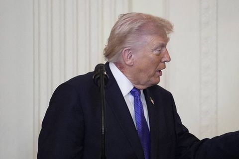 Spekulationen um Hautausschlag am Hals