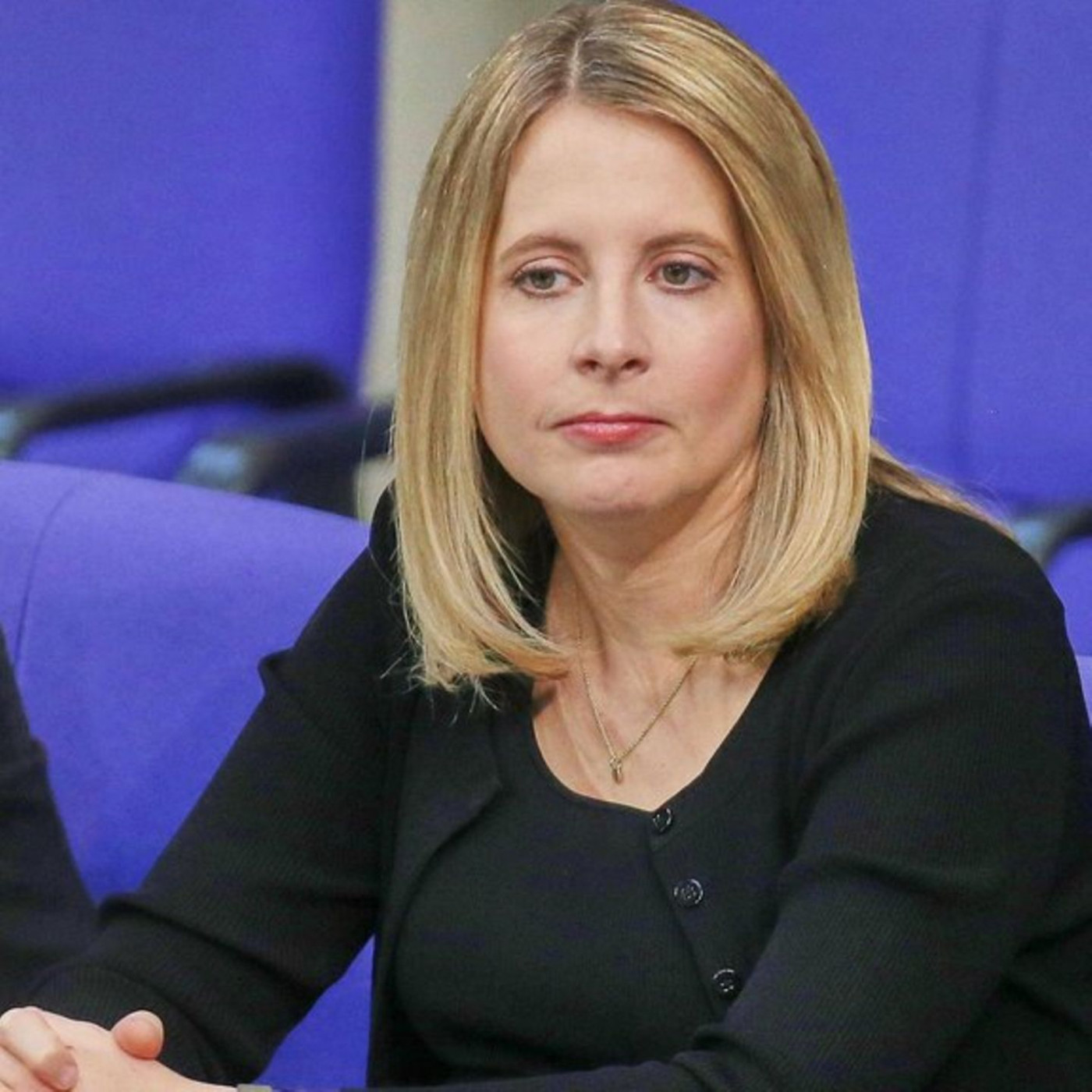 Bauministerin Verena Hubertz zeigt ihr Baby