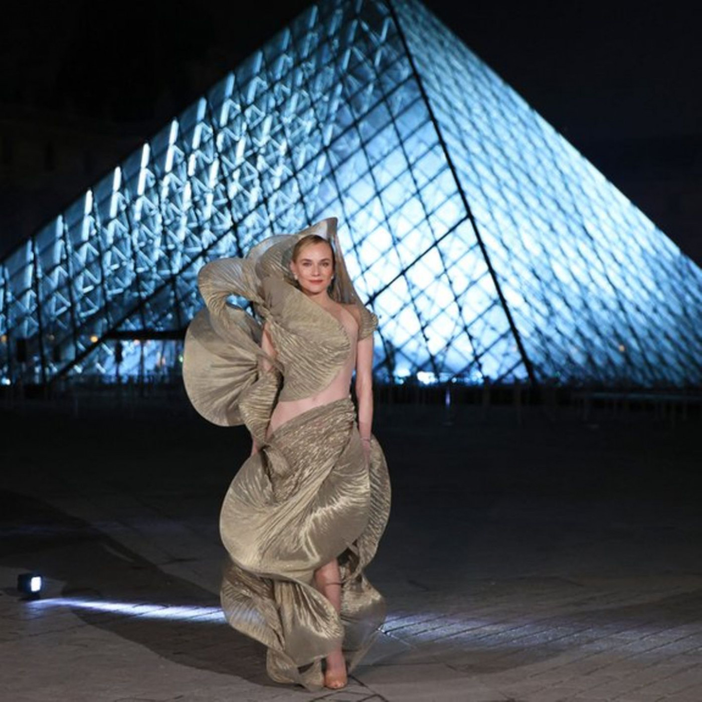 Couture-Kunstwerk erobert Paris