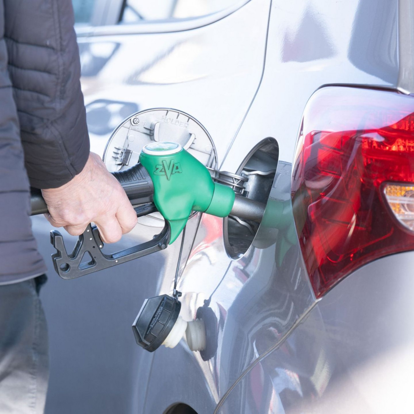 Reiche l&auml;sst hohe Spritpreise &uuml;berpr&uuml;fen