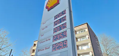 Superbenzin-Preis springt &uuml;ber 2-Euro-Marke &ndash; Klingbeil warnt Mineral&ouml;lkonzerne vor &bdquo;Abzocke&ldquo;