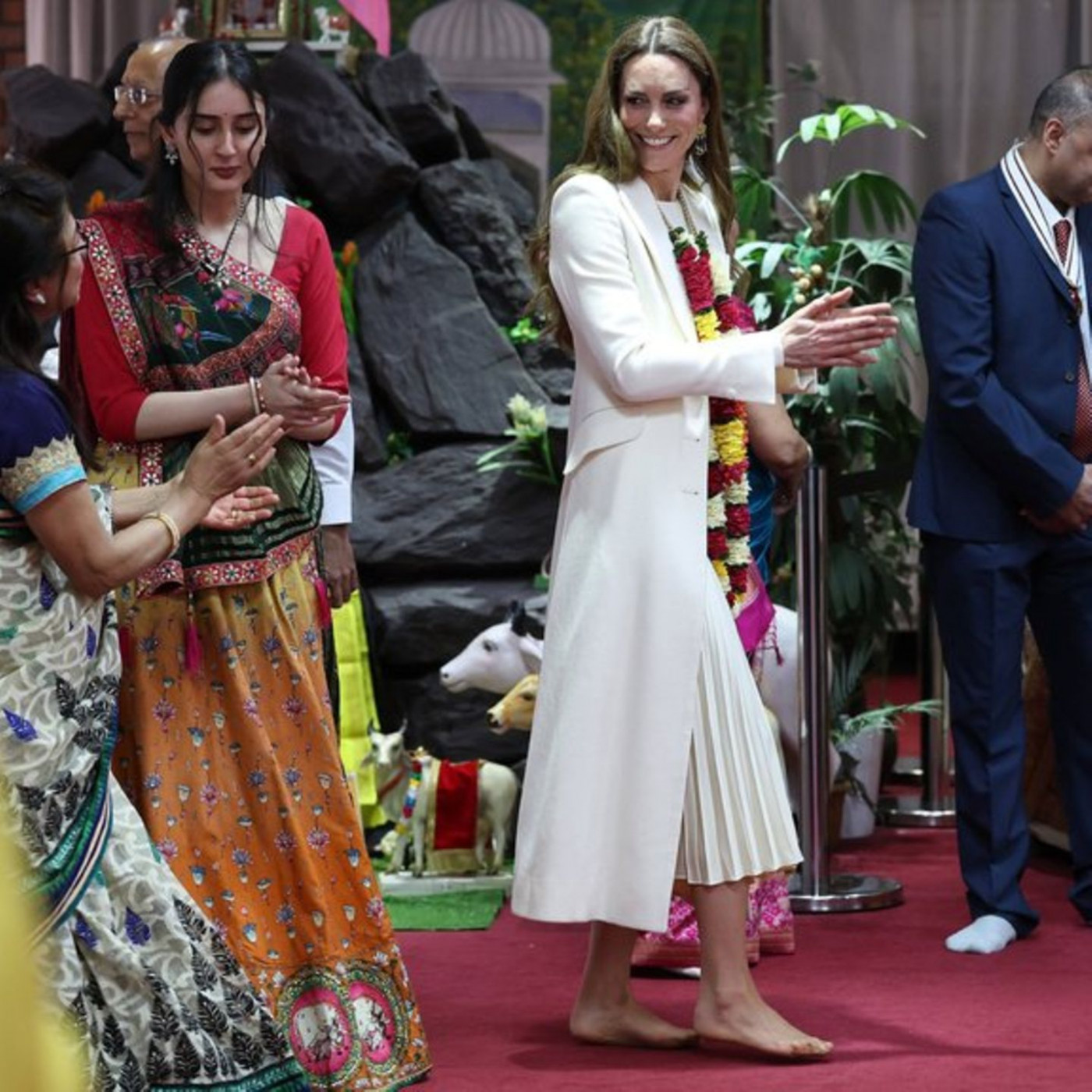 Sie tanzt ausgelassen in Hindu-Tempel