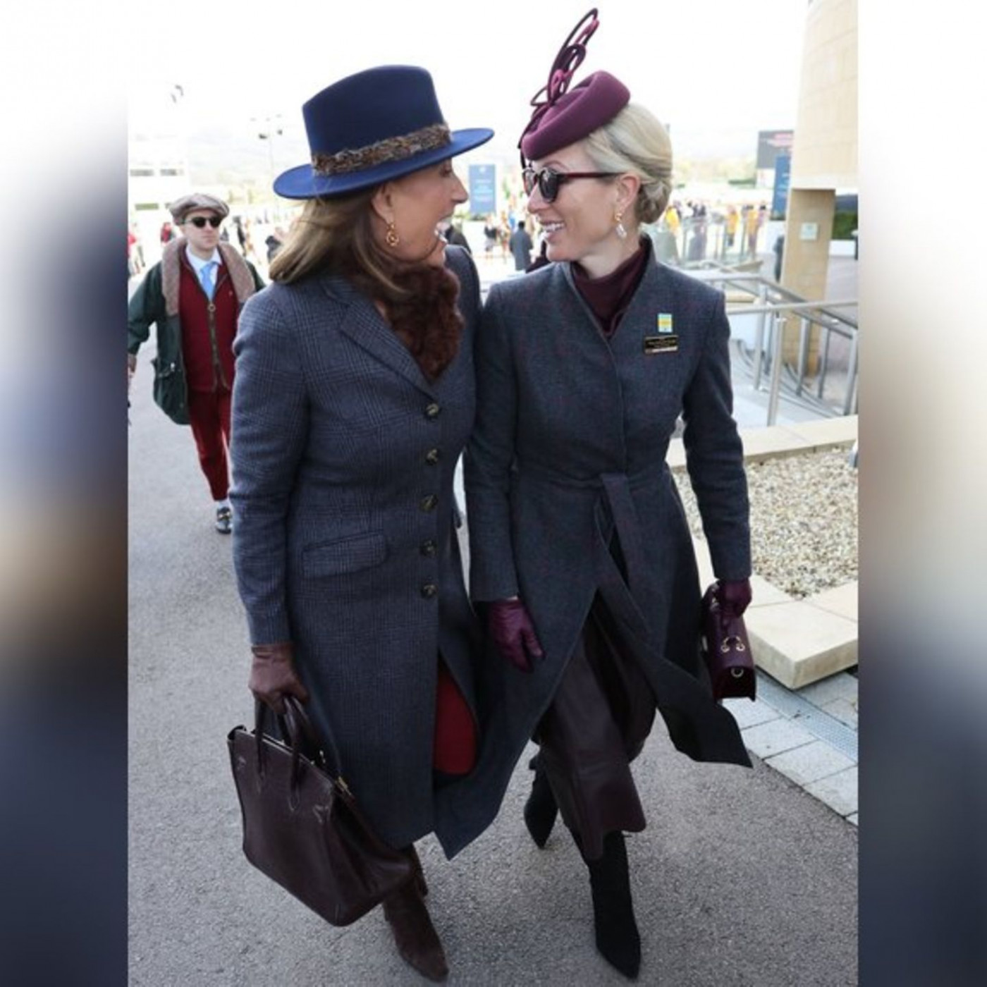 Partnerlook-Moment beim Pferderennen