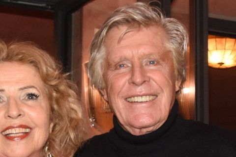 "K&ouml;rperliche Schmerzen" auf roten Teppichen